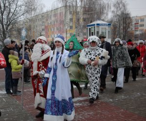 С Дедом Морозом из прошлого в будущее. Парад Дедов Морозов прошёл в городе Строитель