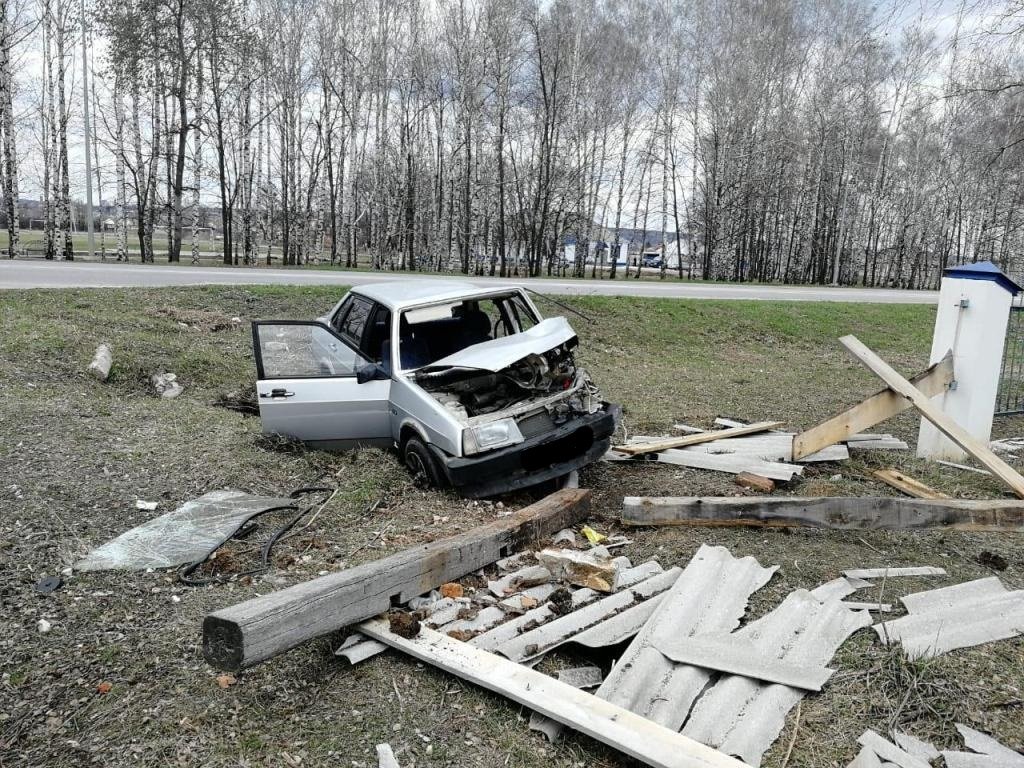 В Шебекинском районе водитель ВАЗа снёс столб